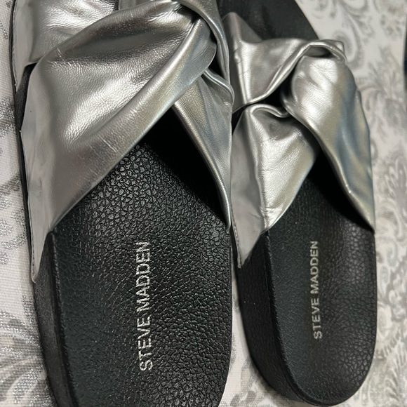 Awesome Steve Madden silver material /rubber slippers 👍🌹☝️ - Picture 2 of 4